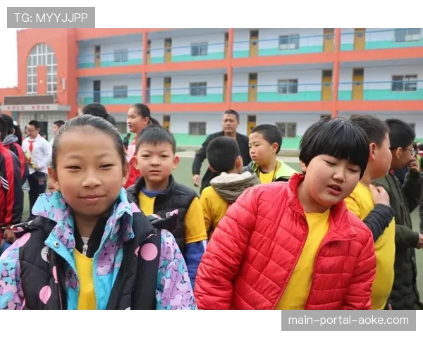 特写：车迷在慕黎山口顶端的寒风中为每一位车手呐喊